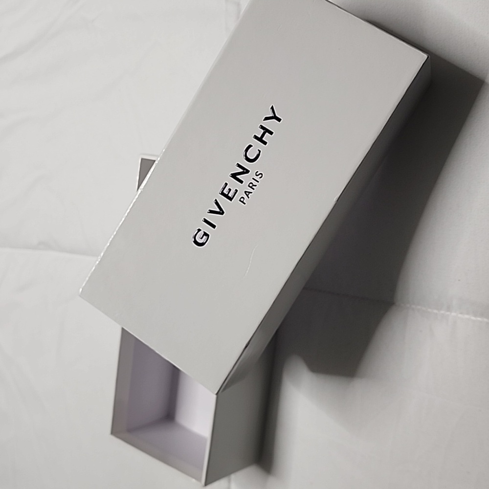 Givenchy White Box - Picture 2 of 2
